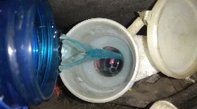 Замена бачка омывателя Мазда Кседос 6