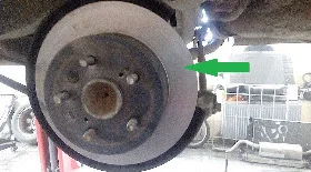 Проточка тормозных дисков и замена колодок Камри 40