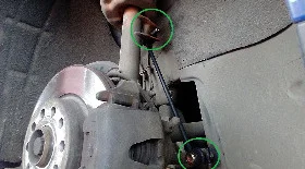 Замена передней стойки стабилизатора Октавия А5