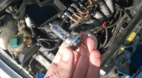 Замена лампы ближнего света Вольво s40