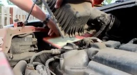 Замена воздушного фильтра Шевроле Кобальт 1.5