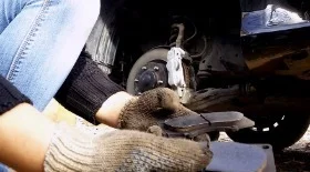 Когда нужно менять тормозные колодки. 3 признака