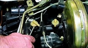 Снятие и установка главного тормозного цилиндра