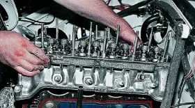 Установка головки блока цилиндров на двигателе 1.4 л 16V (BCA)