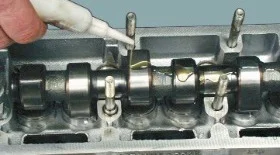 Установка корпуса распредвалов на двигателе 1.4 л 16V (BCA)