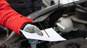 Как узнать все о моторном масле в двигателе по одной его капле