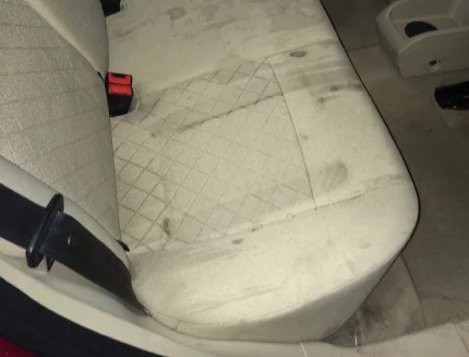 Обивка салона с пятнами от напитков до чистки крахмалом