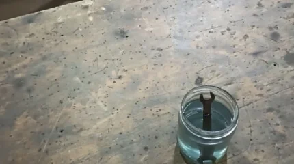 Ключ погружен в расствор