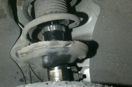 Подтеки масла на амортизаторе