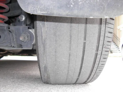 Сильный износ на внутренней стороне покрышки