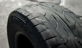 Впадины на автомобильной покрышке