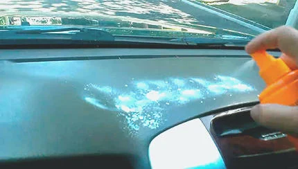 Нанесение крема от загара на торпеду Нанесение крема от загара на панель