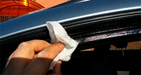 Нанесение солнцезащитного средства на резиновые уплотнители Нанесение крема от загара на резиновые уплотнители