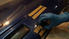 Процесс шлифовки лака