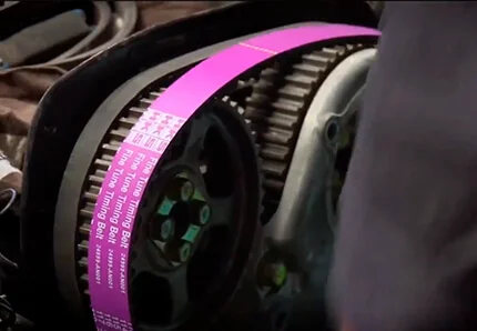 Натягивание нового ремня вплотную к старому