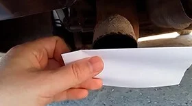 Перед покупкой автомобиля с рук всегда смотрите на выхлопную трубу и прислоняйте к ней лист бумаги