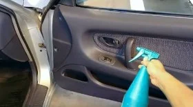 Начисто отмываю грязные карты дверей и панель за 30 рублей, а в химчистке так сделают за 3 000