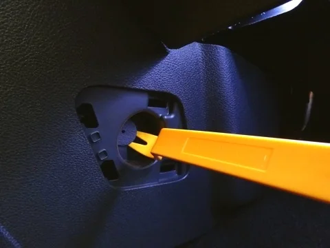 снятие клипсы крепления накладки