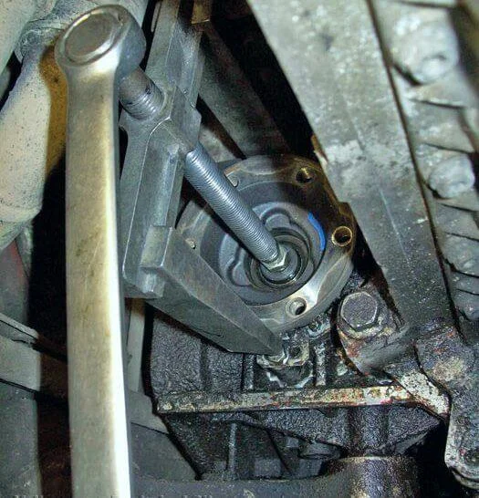 Выпресовка фланца сальника правого привода АКПП Гольф 2