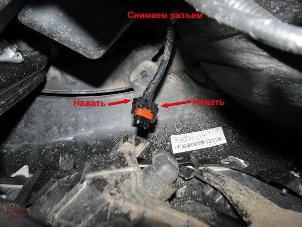 Замена лампочки в противотуманных фарах Kia Rio 2011 Замена лампочки в противотуманных фарах Kia Rio 2011