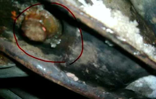 Снятие левого рычага передней подвески VW Jetta V