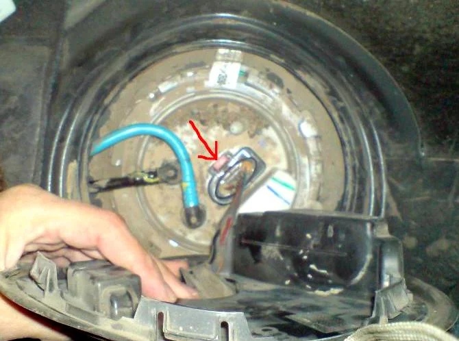 Снятие бензонасоса Фольсваген Джетта 4