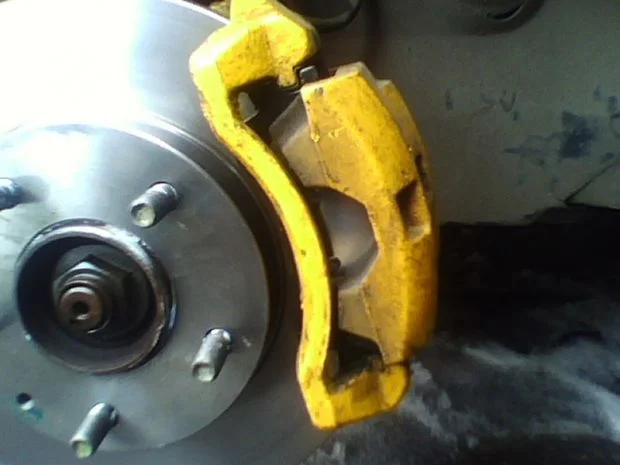 Замена передних тормозных колодок на Мазда 626