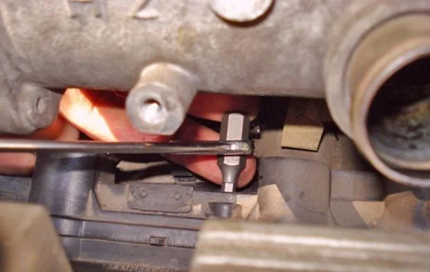 Снятие топливной рампы Volkswagen Passat B3