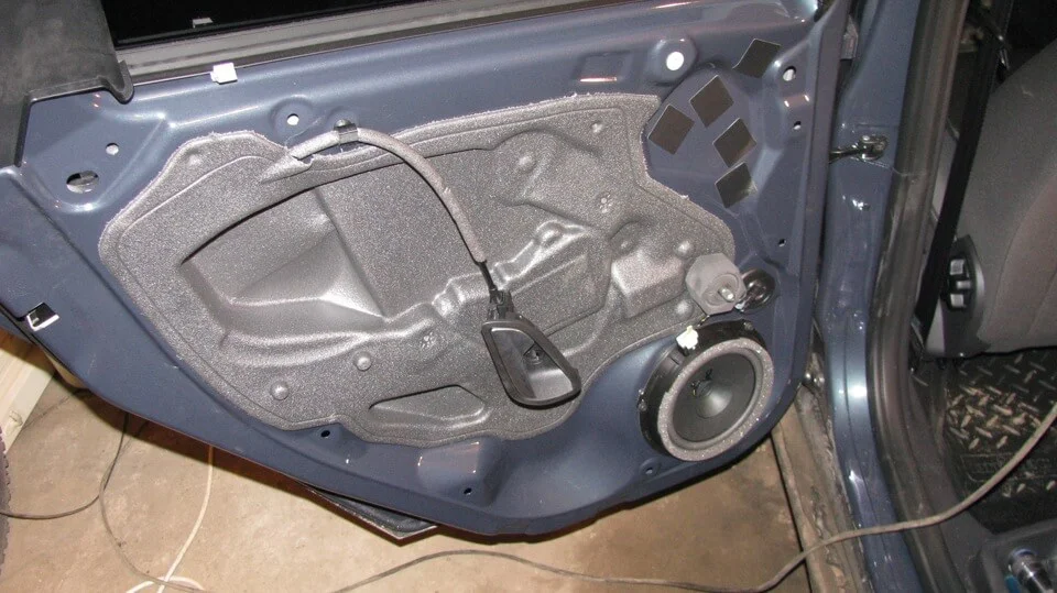 демонтаж обшывки задней двери Ford Focus 3