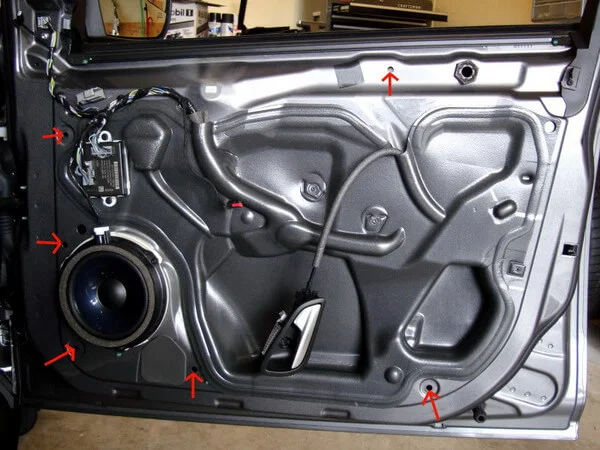 технологические отверстия крепления клипс в самой двери