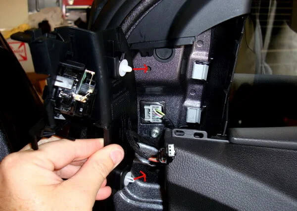 места крепления клипс пластмассового уголка