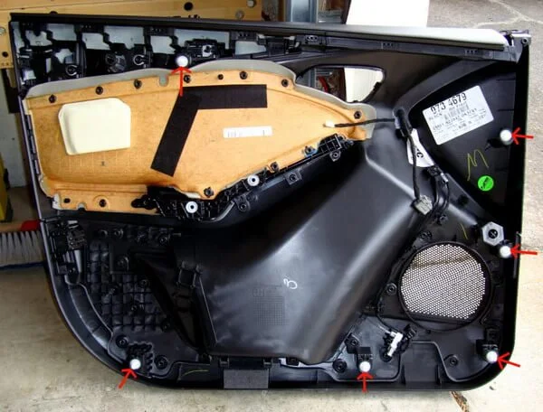 Места расположения клипс на карте двери Форд Фокус 3