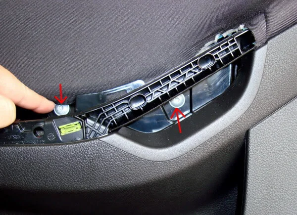 расположение винтов крепления обшивки двери Форд Фокус 3