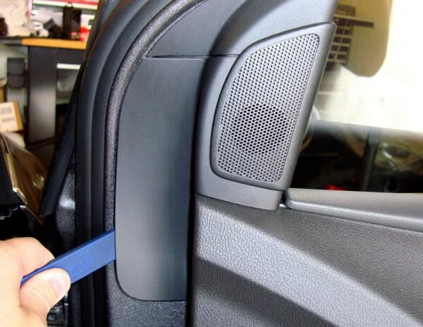 поддеваем плоской пластиной уголок