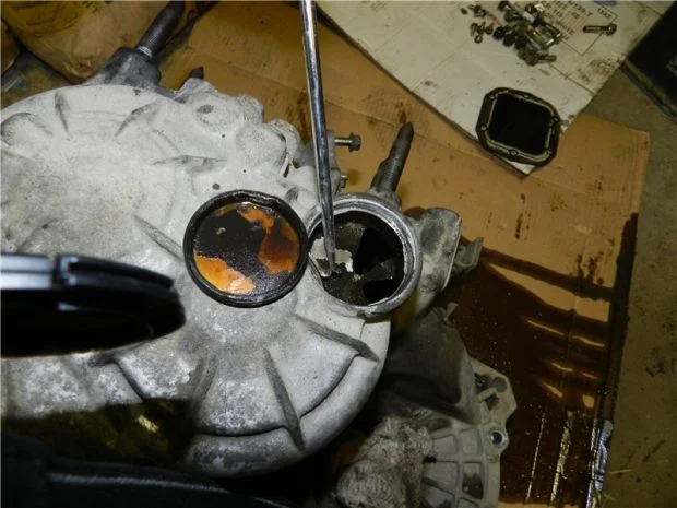 Снятие стопорного кольца коробки Митсубиси