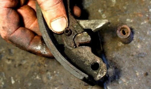 рычаг автоматического регулятора зазора