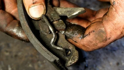 верхняя возвратная пружина