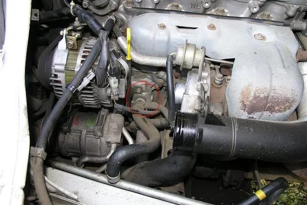 Где стоит термостат на Мазда Бонго