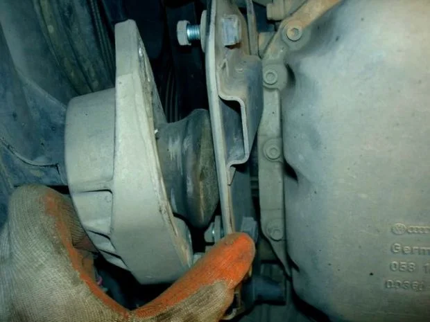 снятие замены передней опоры двигателя Ауди A4 B5