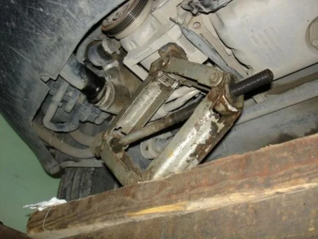 поддомкрачивание двигателя при замене опоры