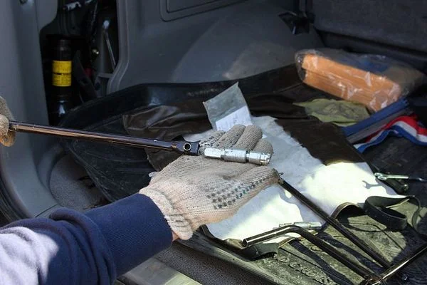 ручка для снятия запаски ручка для снятия запаски Прадо