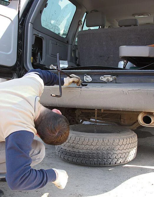 Как снять запаску на Toyota Land Cruiser Prado