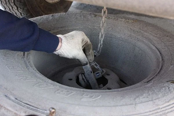 снятие/установка запасного колеса Тойота Ленд Крузер снятие/установка запасного колеса Тойота Ленд Крузер