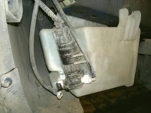 бачок и насос омывателя vw t5 бачок и насос омывателя Volkswagen Transporter V