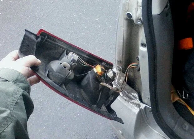 замена лампочек в задней фаре (стопаке) Opel Agila