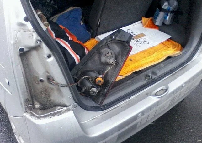 снятие/замена задней фары Opel Agila