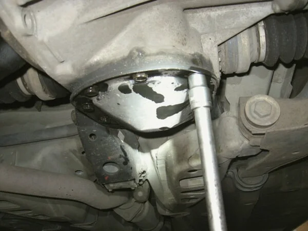 снятие картера коробки передач и слив масла