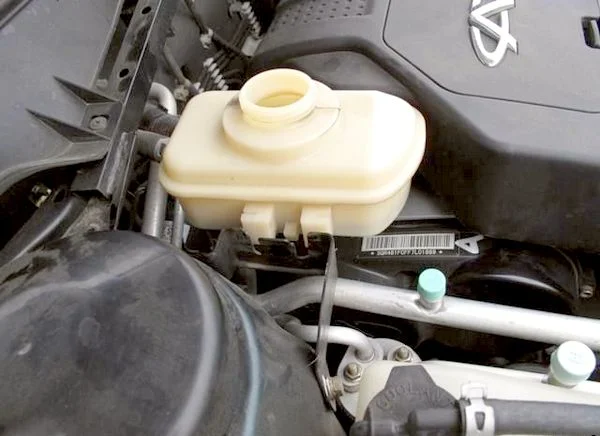 бачок ГУР Чери Тигго