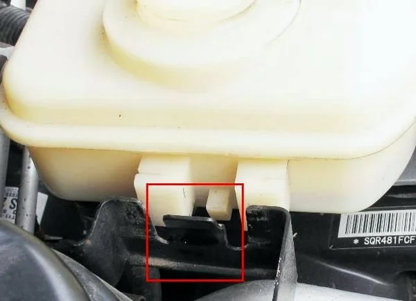 Снятие бачка жидкости ГУРа Тигго