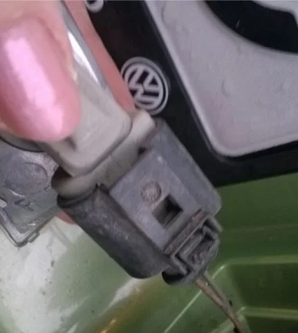 Замена лампочки подсветки номеров Volkswagen New Beetle